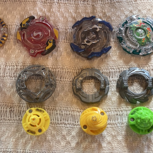 Beyblade lot! Everything you need to start playing beyblade. - Picture 5 of 6